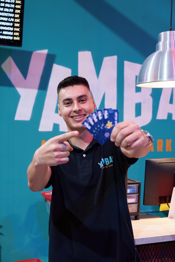 Staff de Yamba Park mostrando los bonos regalo