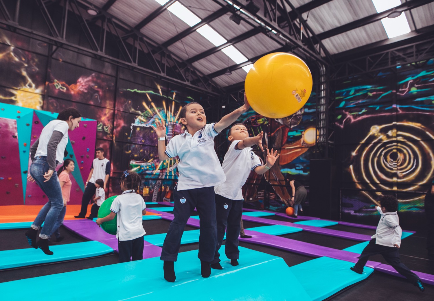 Niños saltando en los trampolines de Yamba Park