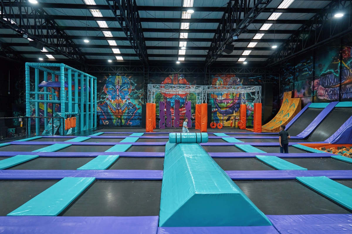 Parque de trampolines de Yamba Park con muro de escalar y murales de colores